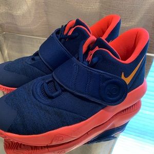 NIKE KD TREY BOYS SHOES.    SIZE 5.5